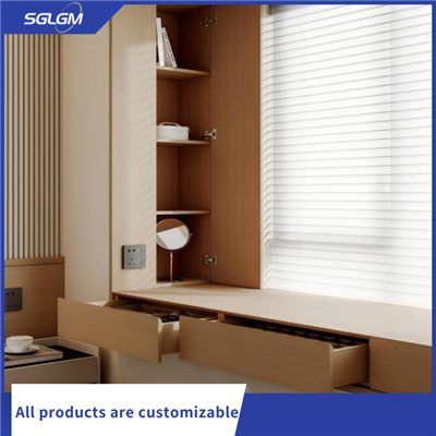 Opremljena spavaća soba s ladicama